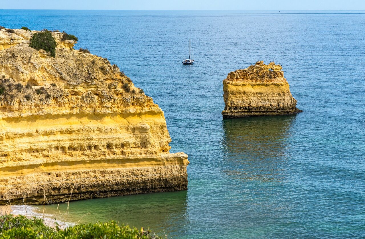 bij-Praia-da-Marinha-Algarve-Portugal