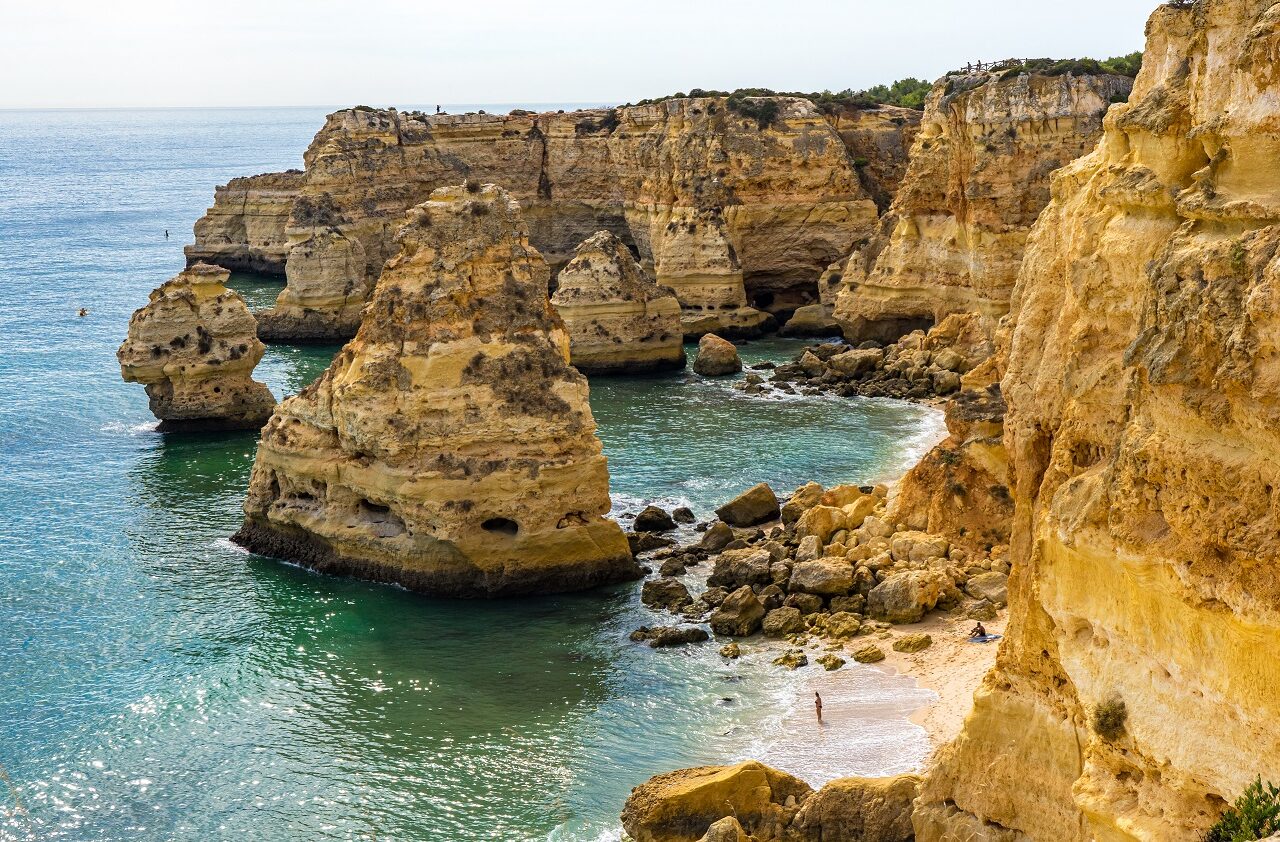 Seven-Hanging-Valleys-Trail-bij-Praia-da-Marinha-Portugal