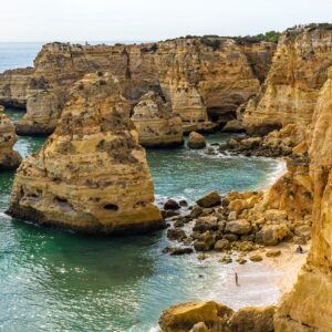 Seven-Hanging-Valleys-Trail-bij-Praia-da-Marinha-Portugal