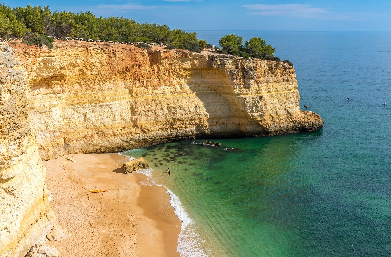 Strand-dat-je-alleen-via-het-water-kunt-bereiken-Algarve-Portugal