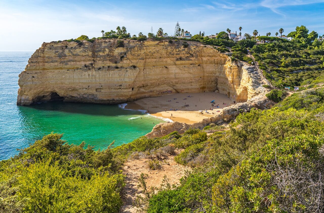 Strand-tijdens-wandeling-Algarve-bij-Lagos-in-Portugal