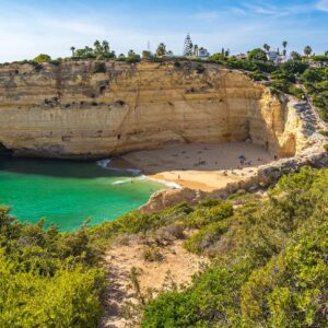 Strand-tijdens-wandeling-Algarve-bij-Lagos-in-Portugal
