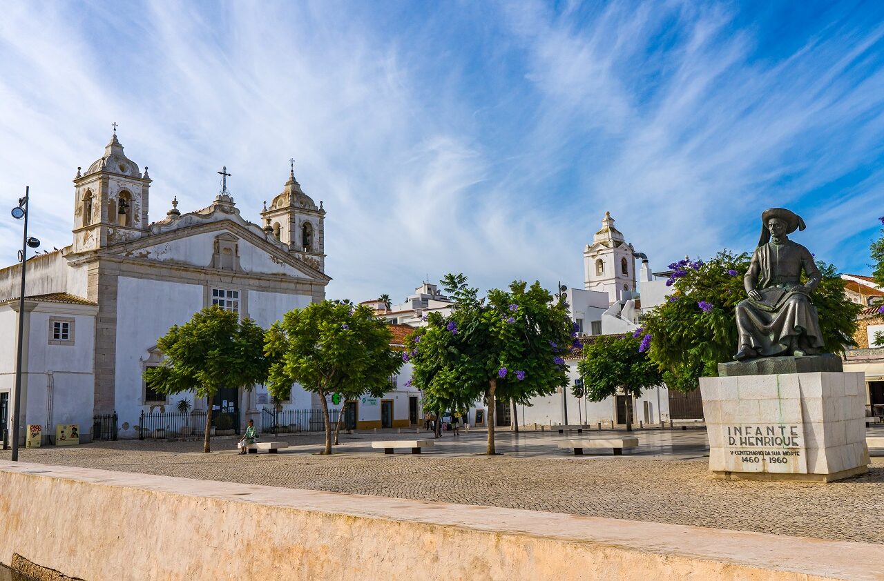 Plein-met-kerk-Lagos-in-Portugal