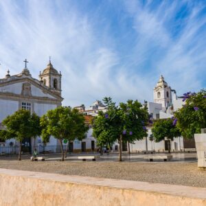 Plein-met-kerk-Lagos-in-Portugal