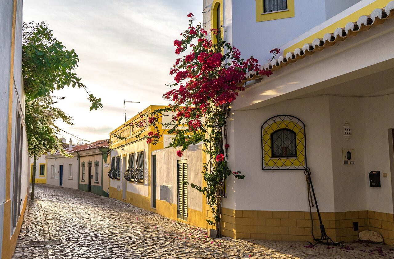 Leuk-straatje-in-Ferragudo-portugal