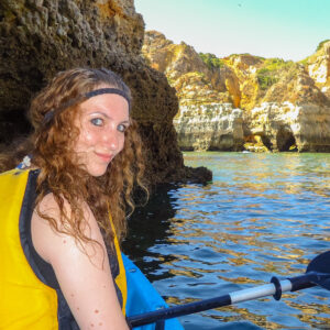 Jessica-tijdens-kajakken-lagos-in-portugal