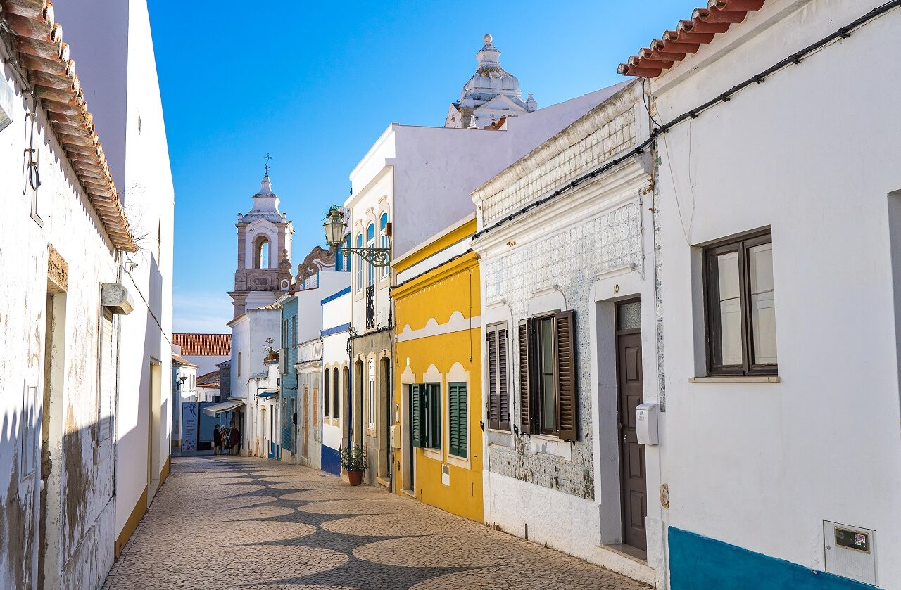 Schattig-straatje-in-Lagos-Portugal