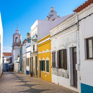 Schattig-straatje-in-Lagos-Portugal