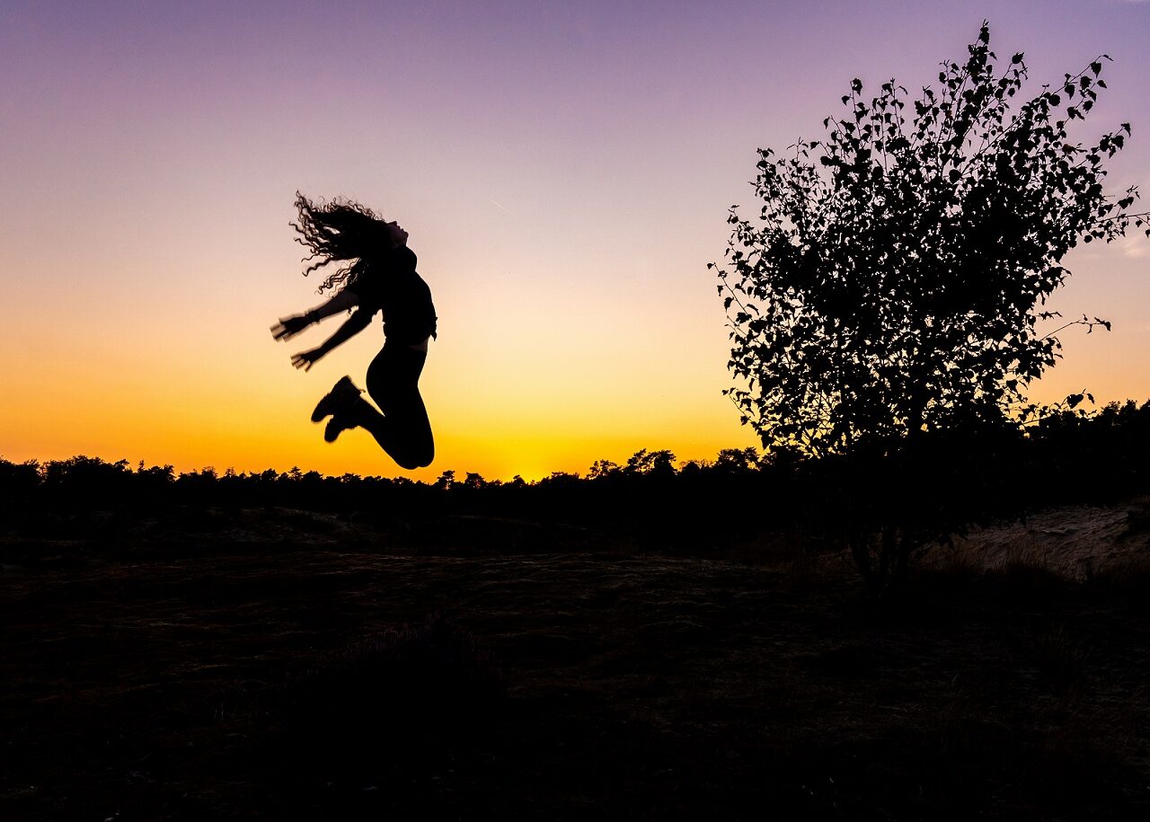 jessica-springend-tijdens-zonsondergang-loonse-en-drunense-duinen