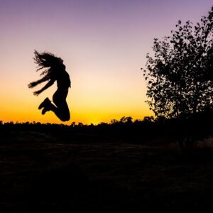 jessica-springend-tijdens-zonsondergang-loonse-en-drunense-duinen