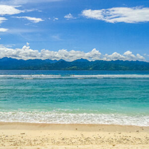 Surfen-gili-trawangan-met-lombok-op-achtergrond