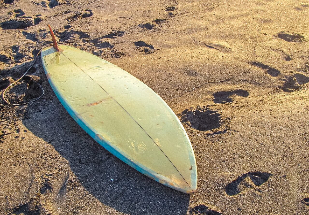 Wit-surfboard-op-strand