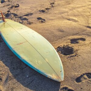 Wit-surfboard-op-strand