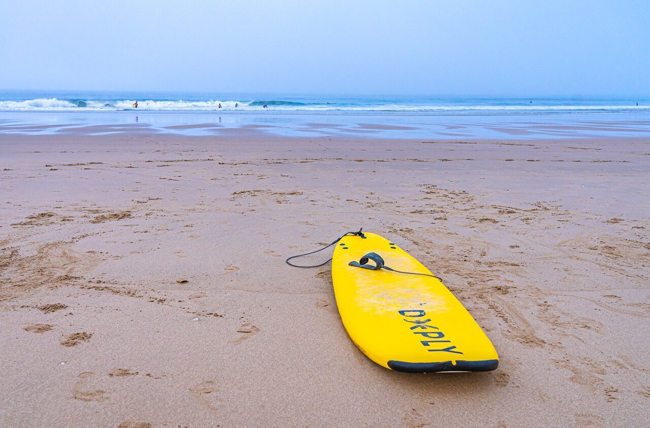 Surfboard-op-strand-tijdens-surfen-Lissabon