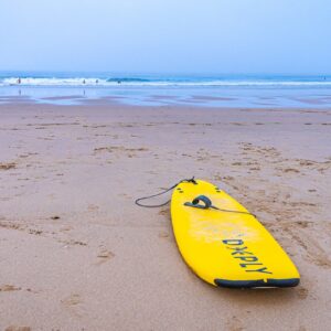 Surfboard-op-strand-tijdens-surfen-Lissabon