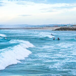 Surfers-in-het-water-costa-da-caparica