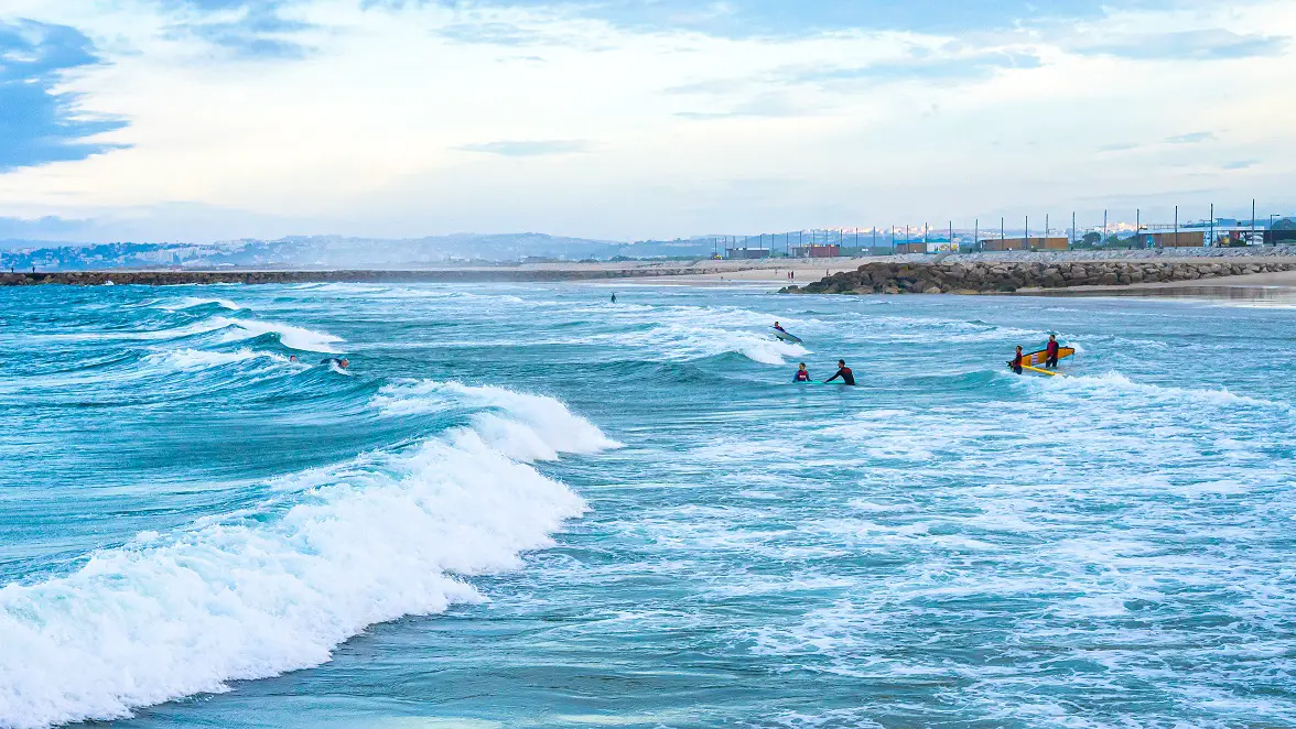 Surfers-in-het-water-costa-da-caparica