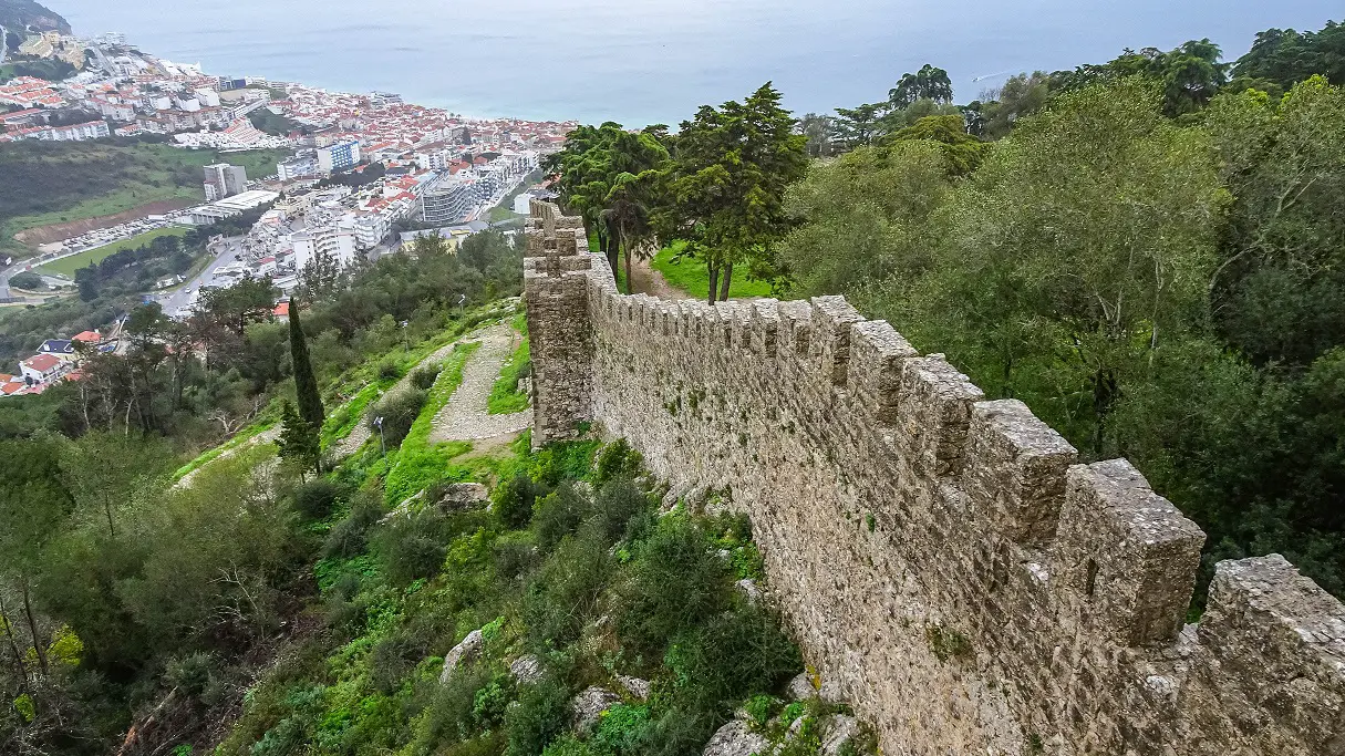 kasteel-muur-Sesimbra-vanaf-heuvel