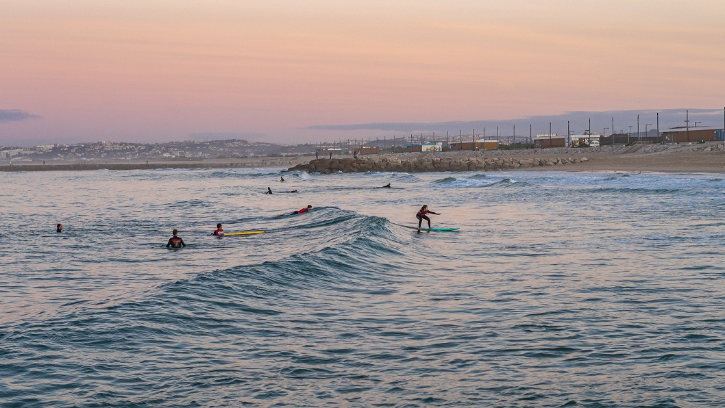 surfers-tijdens-zonsopkomst-costa-da-caparica