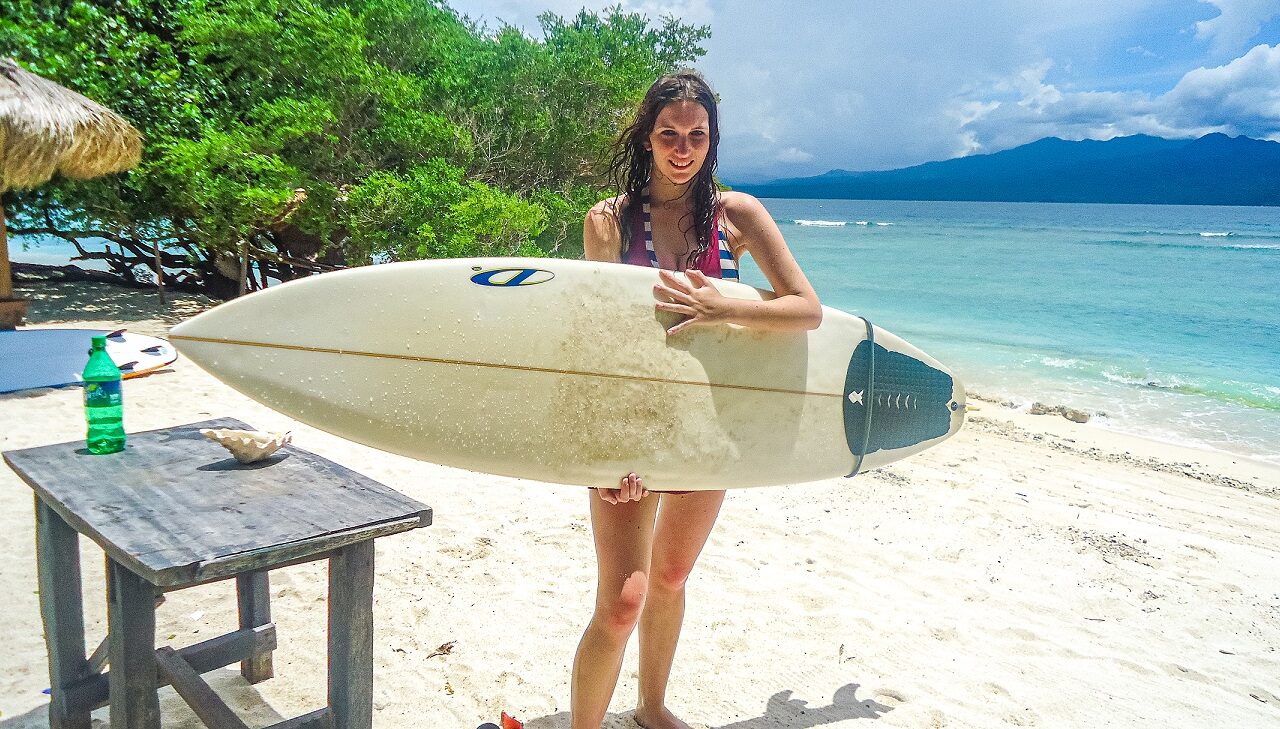 Jessica-met-surfboard-indonesië