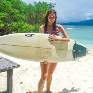Jessica-met-surfboard-indonesië