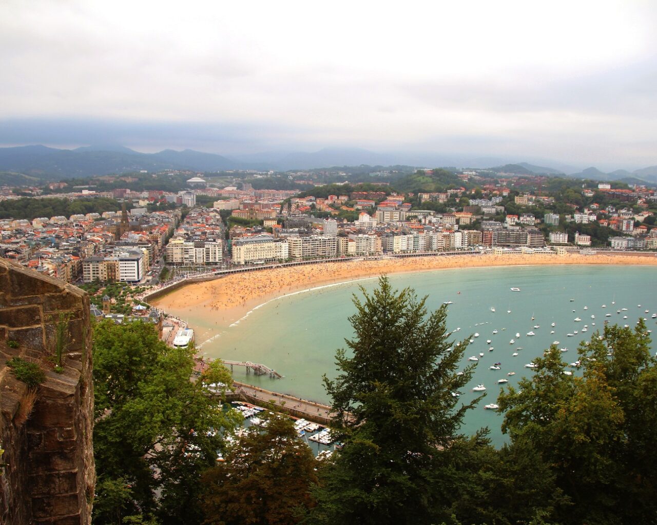 Strand-san-sebastian-vanaf-bergtop