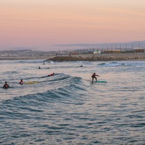 surfers-zonsopkomst-costa-da-caparica-portugal