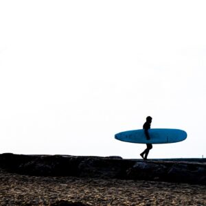 surfer-pier-costa-da-caparica-portugal