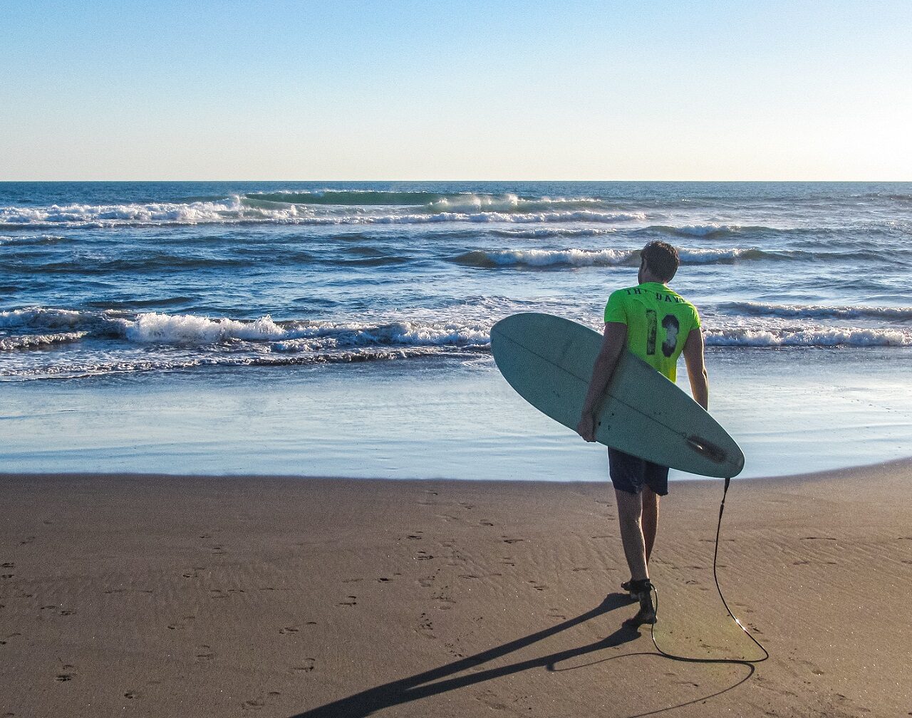 Surfer-op-strand-Guatemala