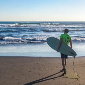 Surfer-op-strand-Guatemala
