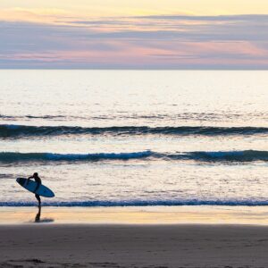 surfer-op-strand-costa-da-caparica-portugal