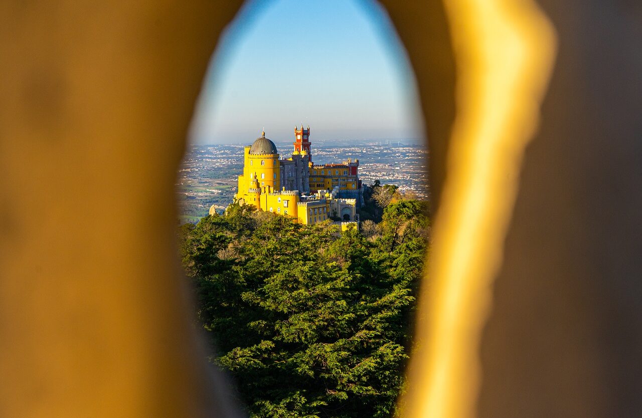 Pena-paleis-Sintra-vanaf-Cruz-Alta