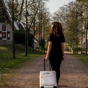 Jessica-lopen-vakantiepark-met-NORTVI-koffer