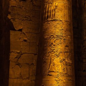 verlichte-zuil-luxor-tempel