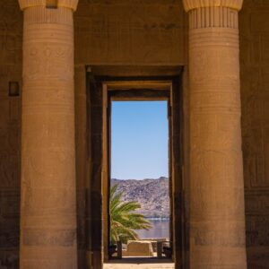 Doorkijk-in-Philae-tempel-Egypte
