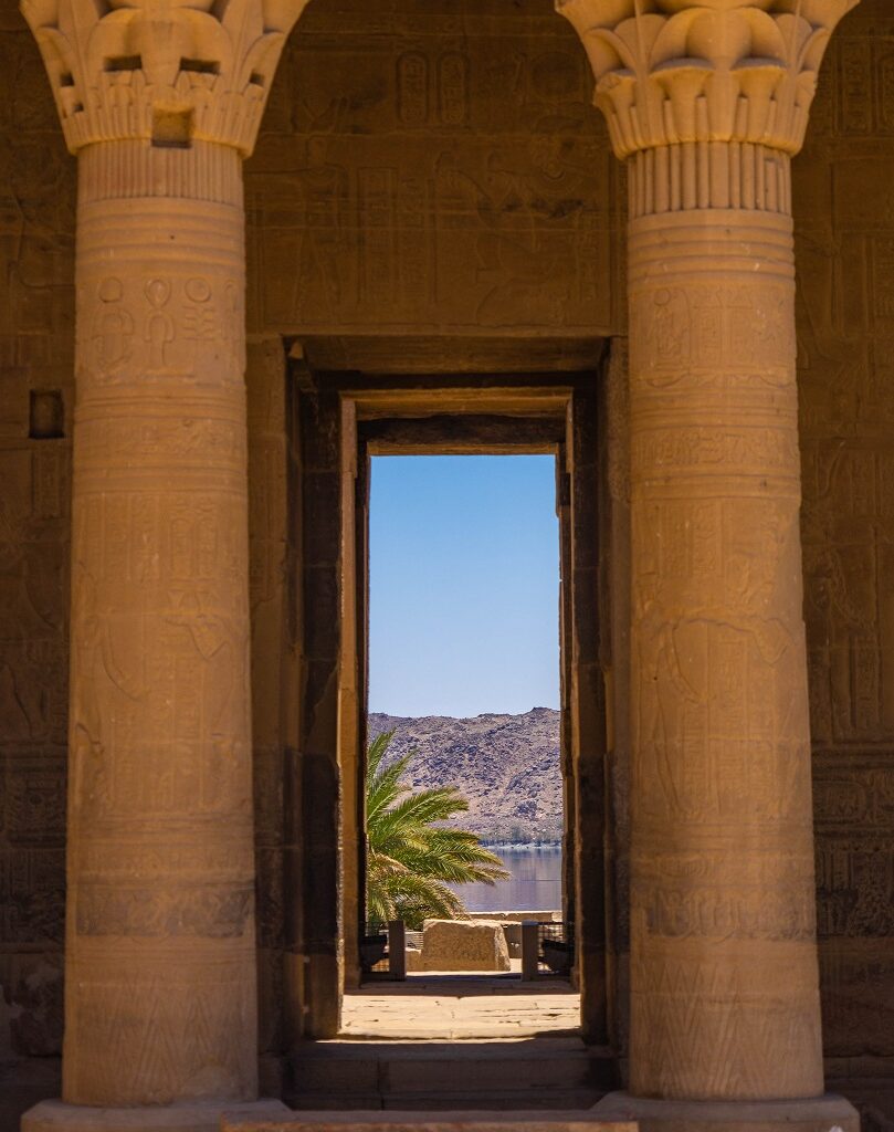 Doorkijk-in-Philae-tempel-Egypte
