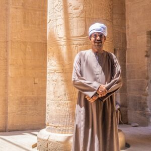 Man-bij-Philae-Tempel-Egypte