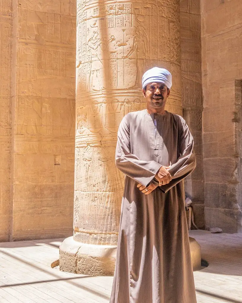 Man-bij-Philae-Tempel-Egypte