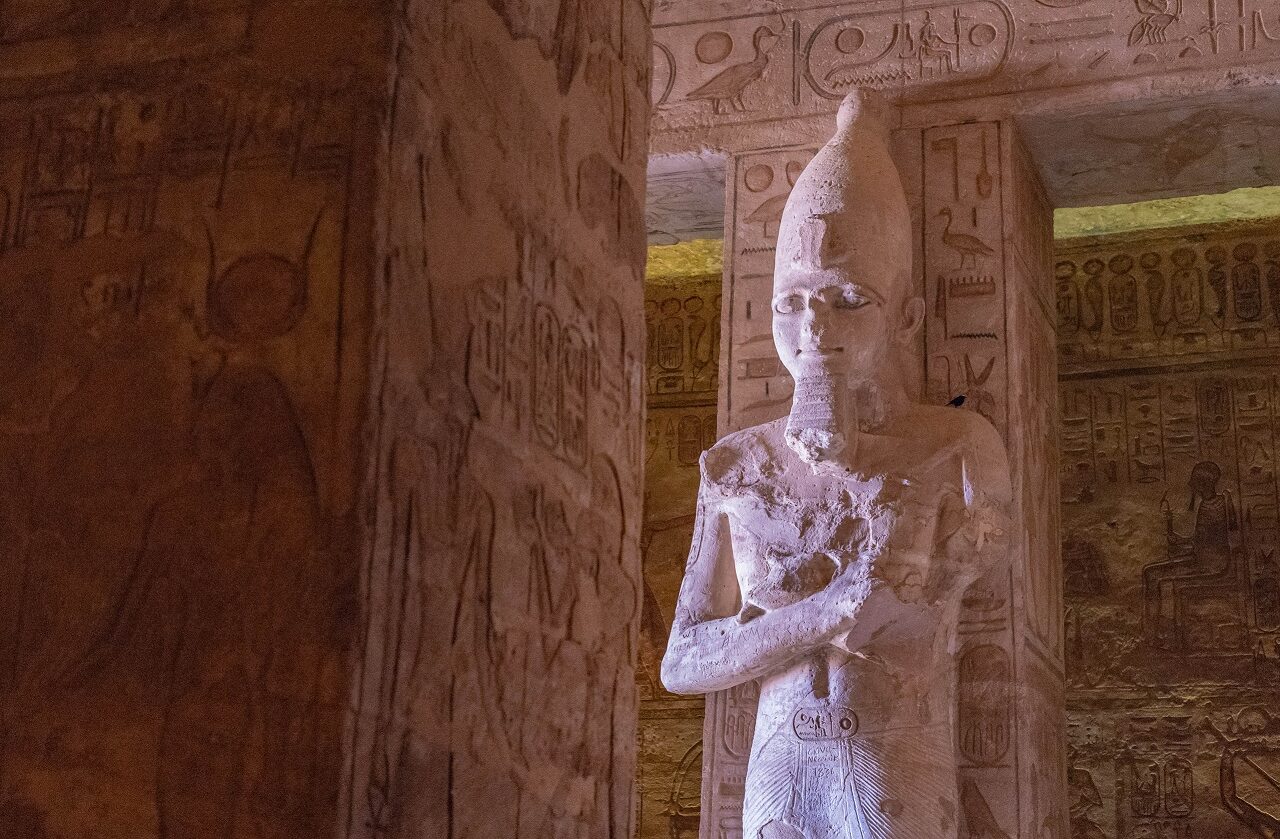 Beeld-binnen-in-tempel-Abu-simbel-Egypte