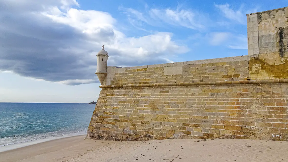 Fort-op-strand-van-Sesimbra