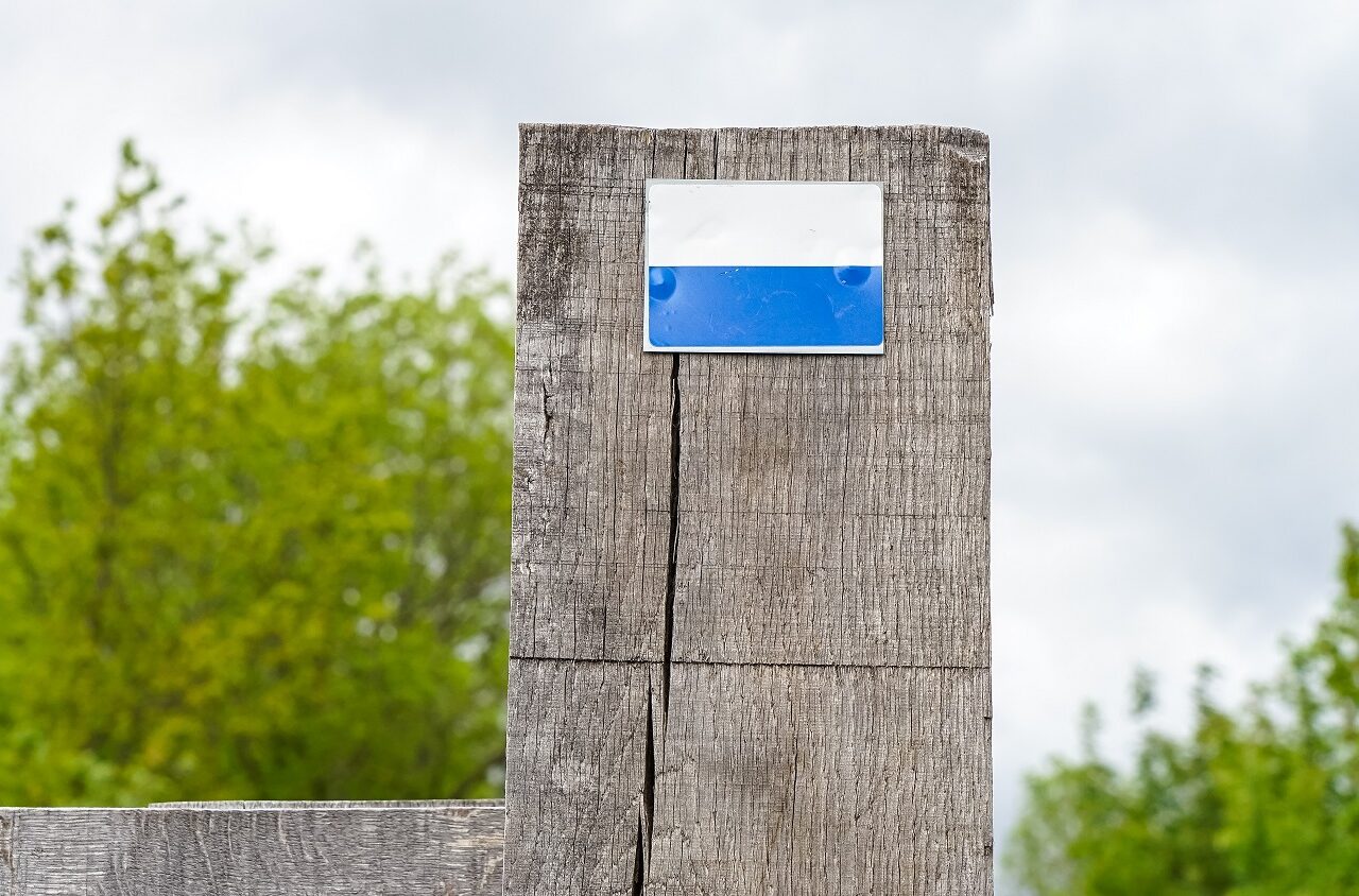 blauw-witte-markering-Dutch-Mountain-Trail