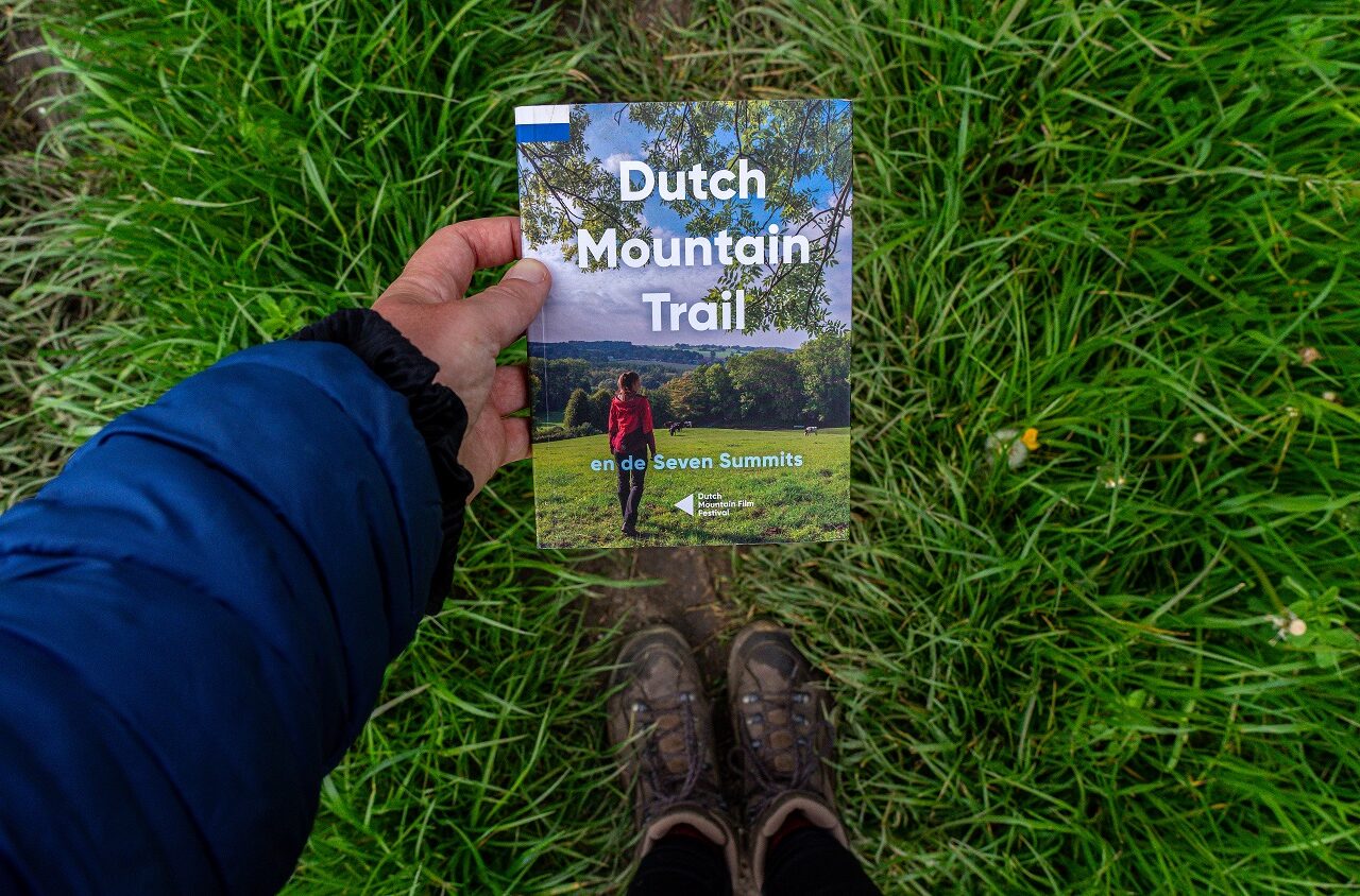 Boekje-Dutch-Mountain-Trail-en-wandelschoenen