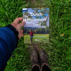 Boekje-Dutch-Mountain-Trail-en-wandelschoenen