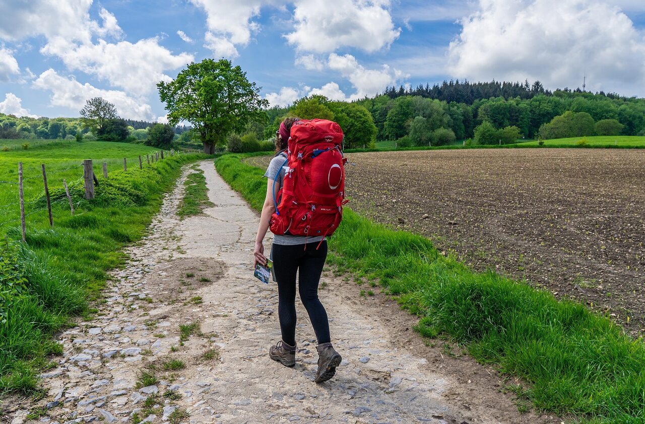 Jessica-met-rugzak-op-weg-naar-Vaalserberg