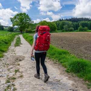 Jessica-met-rugzak-op-weg-naar-Vaalserberg