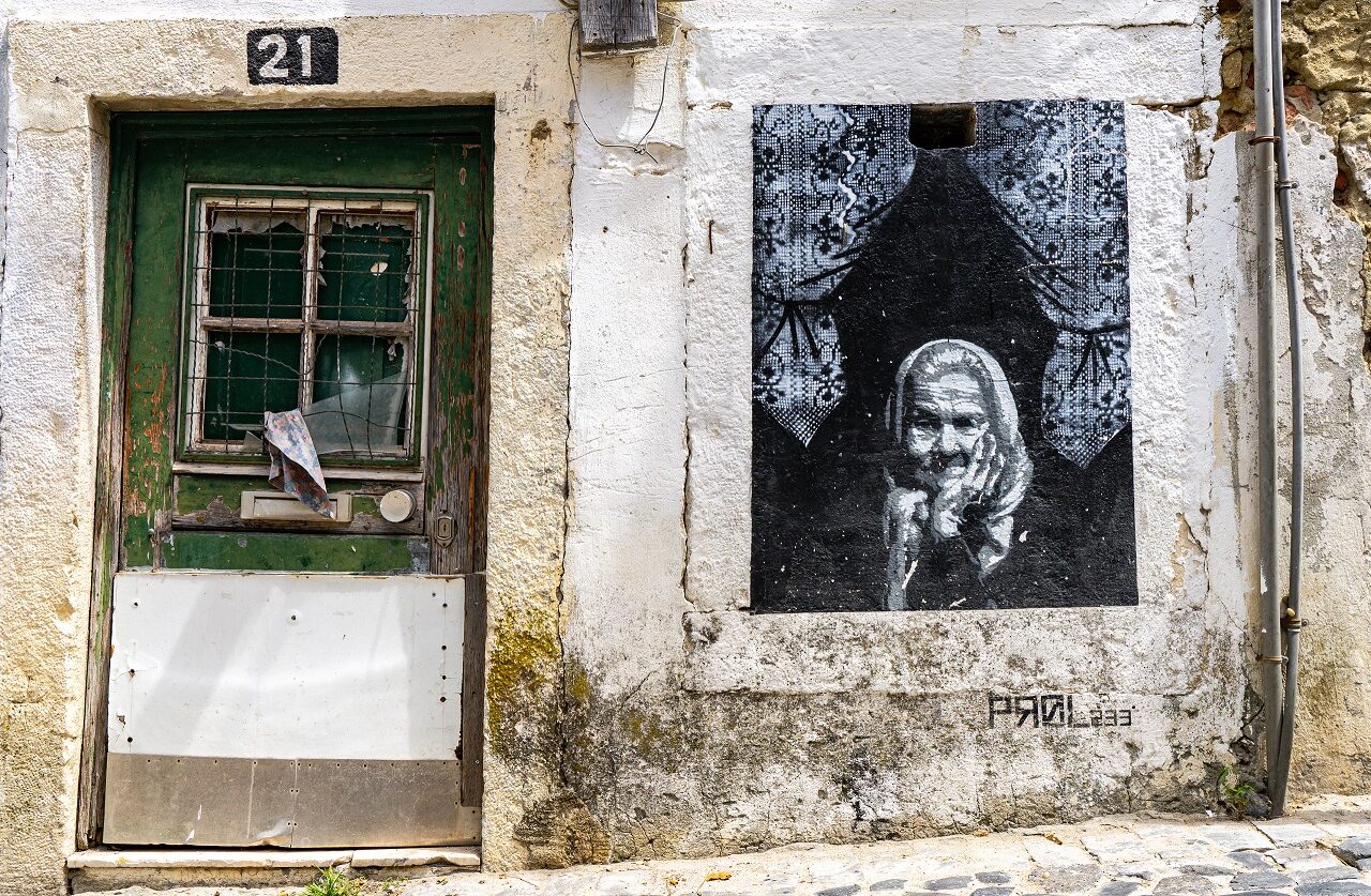 Street-art-Mouraria-in-Lissabon