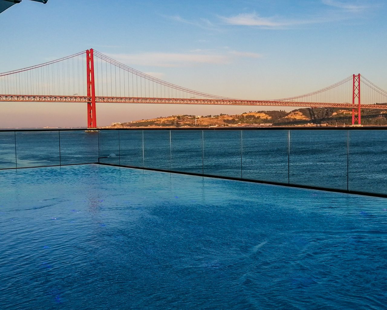 SUD-cocktails-in-Lissabon-met-zwembad