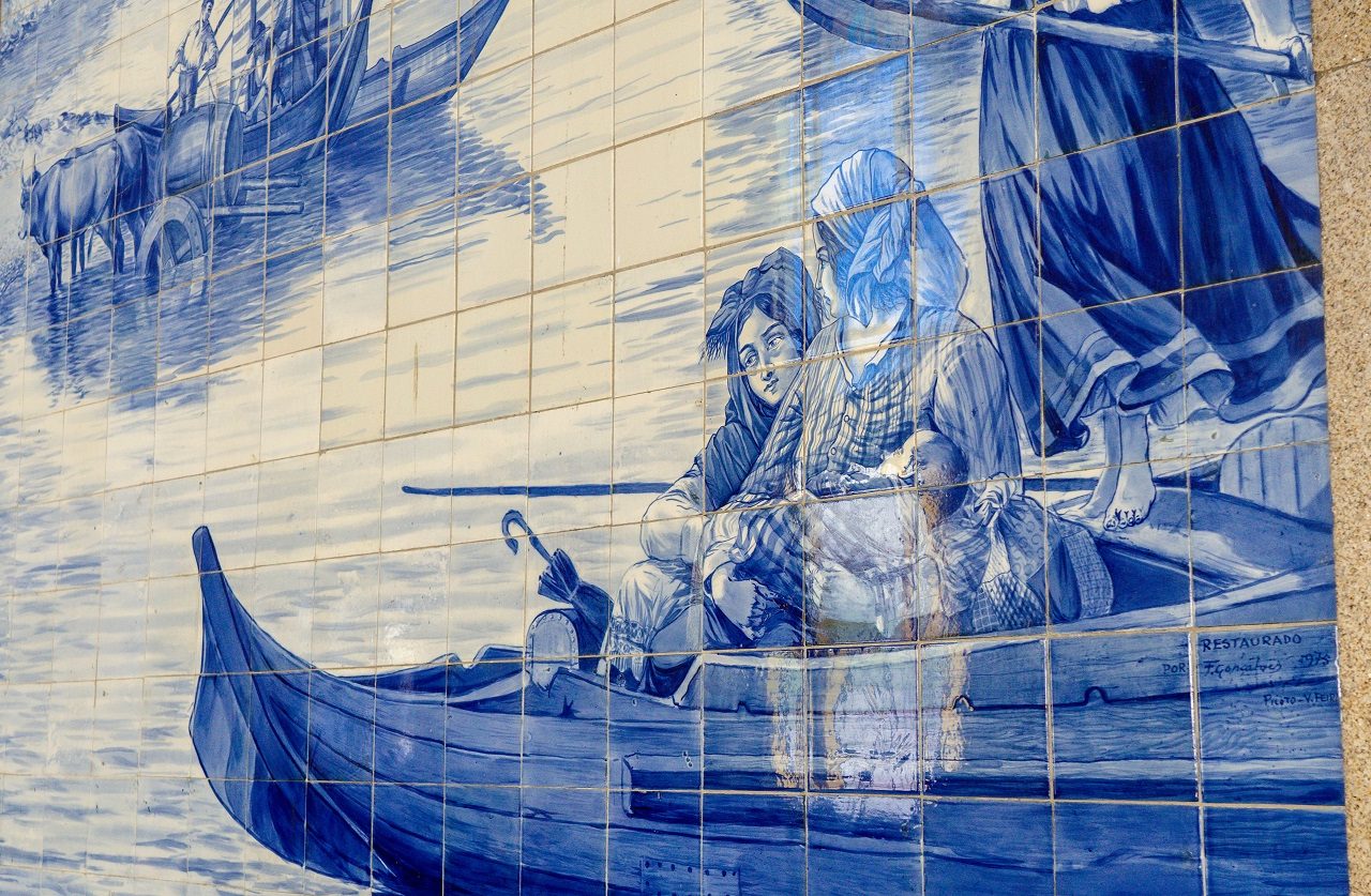 Azulejos-in-sao-bento-treinstation-Porto