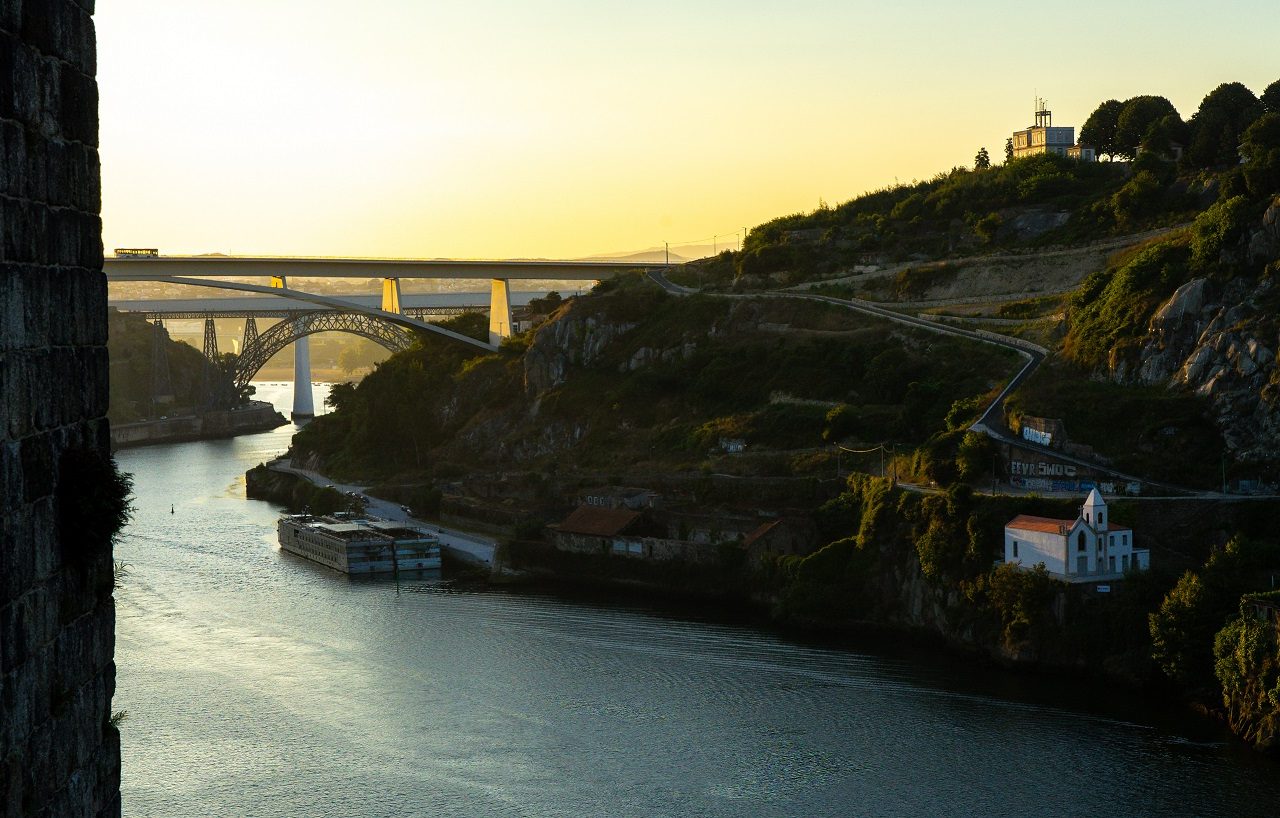Douro-rivier-tijdens-zonsopkomst-Porto