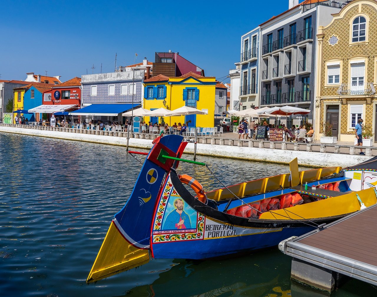 kleurrijke-boot-in-grachten-aveiro-portugal